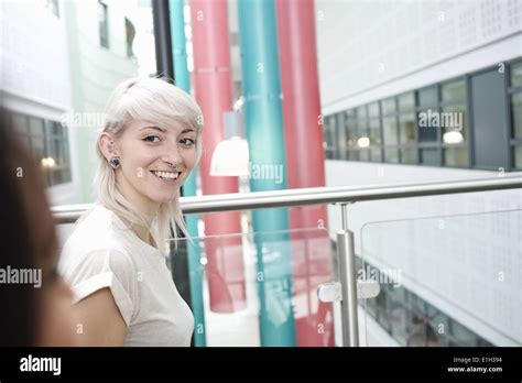 Junge frau blonde haare Fotos und Bildmaterial in hoher Auflösung Alamy