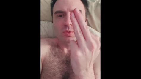 毛深い底は彼のタイトな穴に彼の2本の長い指を押し込みます Pornhub Gay