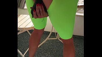 J ai déchiré mon pantalon de yoga et j ai giclé d un LONG concombre et giclé XVIDEOS