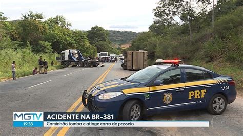 Acidente Envolvendo Caminh O E Carro Bloqueia Tr Nsito Na Br Em