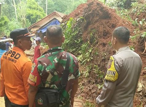 Kabid Humas Polda Jabar Polisi Datangi Tkp Tanah Longsor Di Jalan