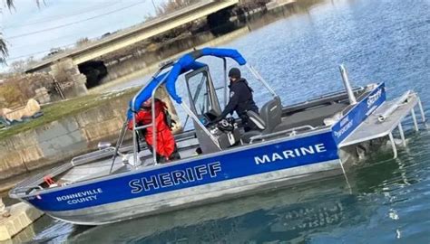 Un Homme H Ro Que Saute Dans L Eau Glac E Pour Sauver Une Femme Qui