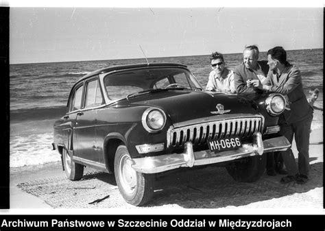 Plażowa moda PRL Skąpe bikini bielizna i majtasy Jedziemy na wczasy Dziennik Polski