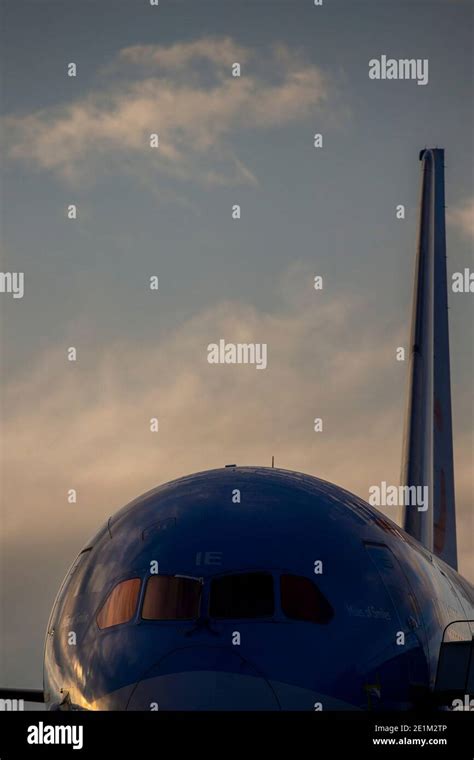 Cockpit boeing 787 dreamliner aircraft hi-res stock photography and ...