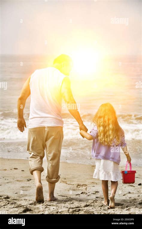 Pap E Hija Joven Caminando En La Playa Tomados De La Mano Fotograf As