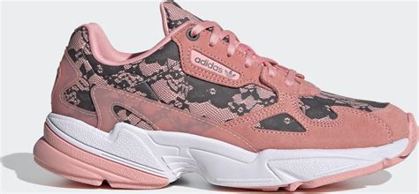 Adidas Falcon Glow Pink Cloud White Core Black кроссовки обзор