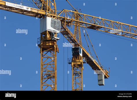 Gelber Kran Blauer Himmel Fotos Und Bildmaterial In Hoher Aufl Sung