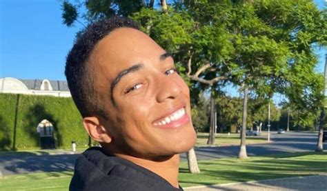 Christian Walker Sexuality Is He Gay Girlfriend And Net Worth Celeb Doko