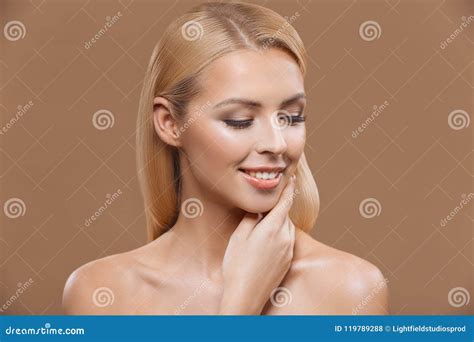Belle Femme Blonde Avec La Peau Parfaite Et Les Longs Cheveux Photo Stock Image Du Soin