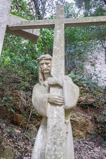 Católica escultura de jesus na cruz feita em pedra no mosteiro de