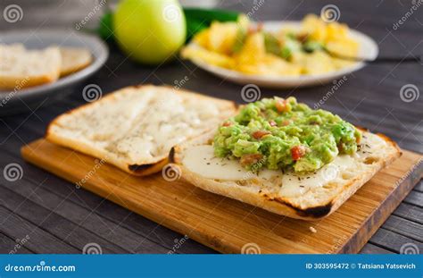 Rebanadas Tostadas De Pan Cuadrado Con Queso Caliente Y Guacamole