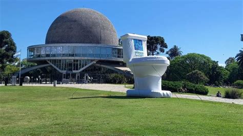 Un Inodoro Gigante Visibiliza Que Más De 6 Millones De Personas No