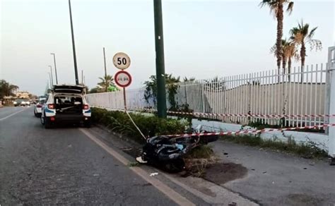 Tragedia In Campania Riccardo Finisce Con La Moto Contro Un Palo