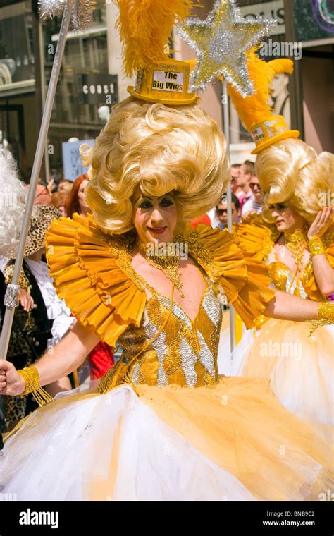 Londres Gay Pride Drag Queen Des Grandes Perruques Jeune Homme Ou Gar On Habill En Jaune Et