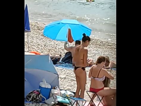 Chica En Topless Hace Masaje En Playa De Barcelona Xvideos