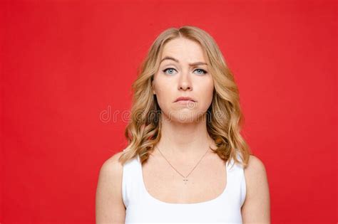 Portret Van Een Jonge Mooie Caucasiaanse Vrouw Met Een Middelmatig Blonde Haar En Naakte Make Up