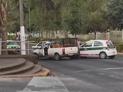 Choque Entre Un Taxi Y Una Camioneta En La Avenida Vila Camacho De Xalapa