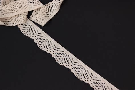 Wąska koronka ażurowa elastyczna kolor nude 0 5mb Pasmanteria eu
