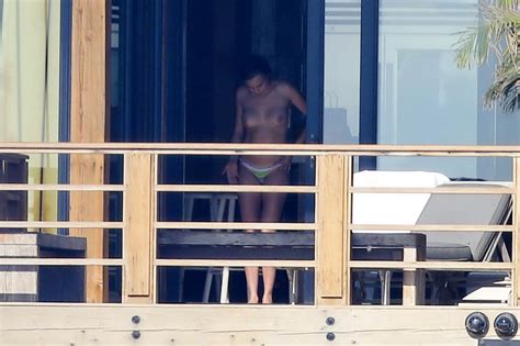 Cara delevingne bräunt sich oben ohne auf einem Balkon in Malibu Porno Bilder Sex Fotos XXX