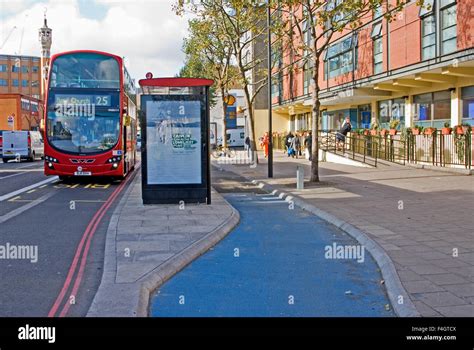 Un Double Pont Moderne Rouge Passe London Bus Un Arr T De Bus Avec Une