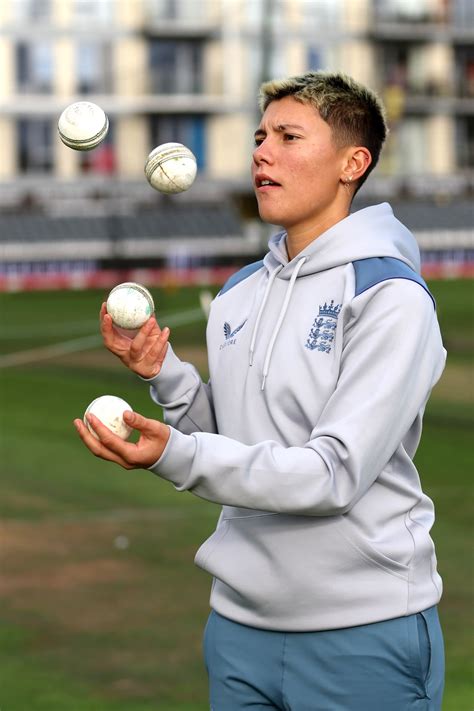 Issy Wong shows off her juggling skills | ESPNcricinfo.com