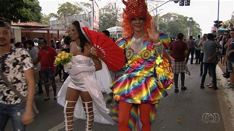 Vídeo Parada Gay reúne milhares de pessoas em Goiânia Vídeos Bom Dia GO G1