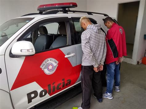 Dupla Tenta Subornar Pm Ao Ser Flagrada Moto Roubada E Presa Em