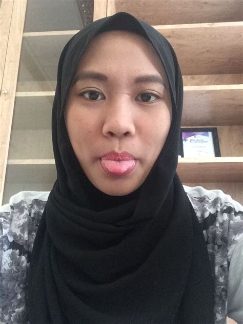 Kumpulan Foto Cewek Main Lidah Di Jamin Tegang Sampai Pagi Hot Pink Shirt Outfit Hot Pink