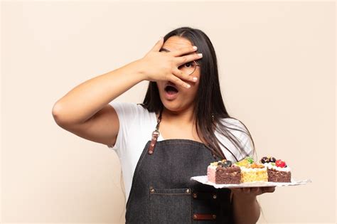 Mujer Latina Joven Que Parece Sorprendida Asustada O Aterrorizada