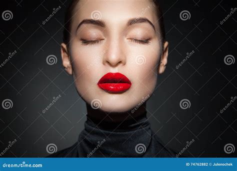 Close Up Van Sensueel Model Met Rode Gesloten Lippen En Ogen Stock Foto Image Of Brunette