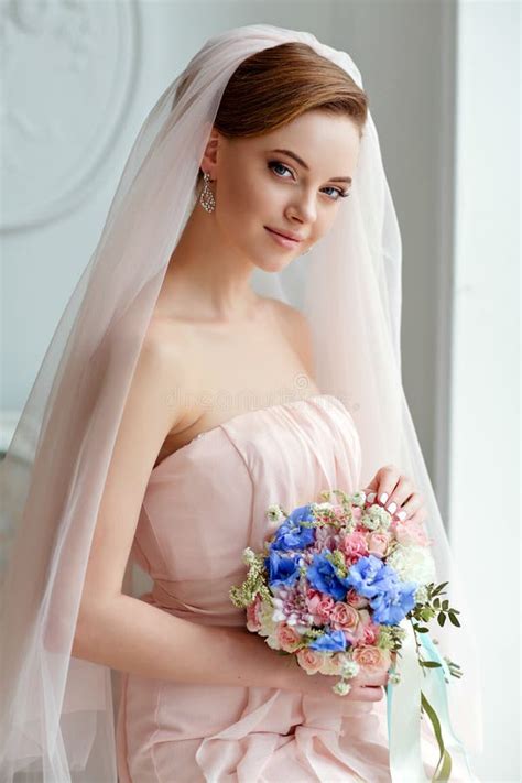 Retrato Apacible Sensual Del Blonde Muy Hermoso De La Novia De Las Muchachas Adentro Foto De