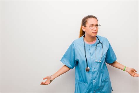 Joven Enfermera Latina Se Siente Despistada Y Confundida Sin Tener Idea Absolutamente
