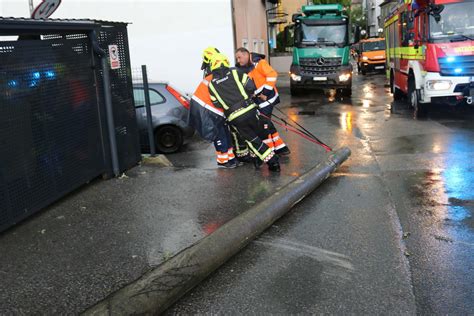 Galerija Oluja U Zagrebu Na Tre Njevki Vjetar Odnio Krov Sru Ilo Se