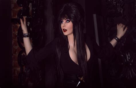 Cosplayer Faz Ensaio Sexy Como Elvira Mundo Cosplayer