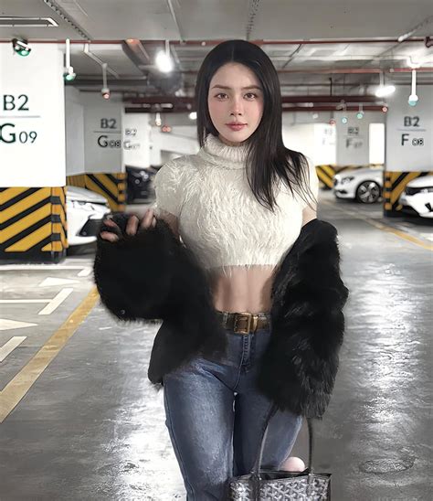 Bạn gái hot girl của Văn Thanh khoe đường cong dáng đẹp vợ Văn Hậu hóa nàng thơ