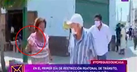 Mujer amenaza con ladrillo a reportero de Latina que le reclamó por circular a pesar de