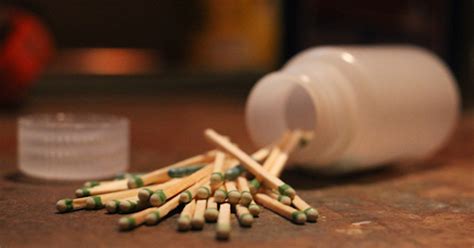 Три лучших способа сделать непромокаемые спички своими руками | MAXIM