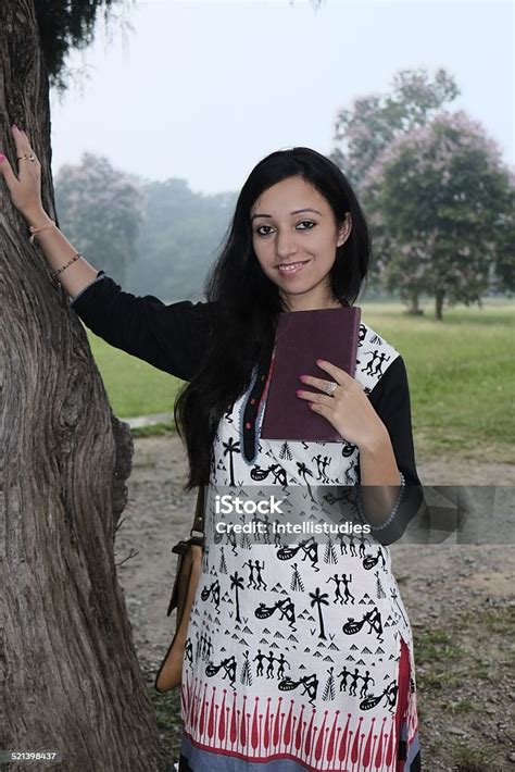 Selamat Gadis India Di Taman Kampus Perguruan Tinggi Foto Stok Unduh Gambar Sekarang Istock