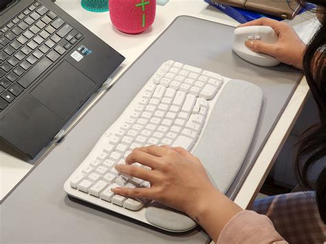logitech lan dau dua ban phim cong thai hoc ve viet nam gia duoi