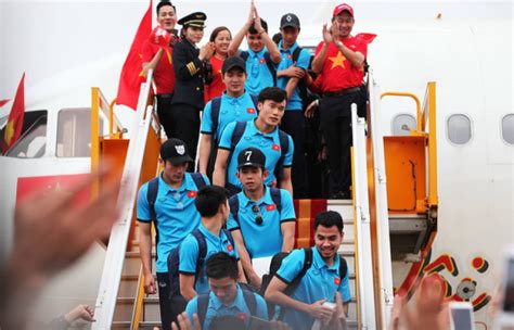 Vietjet Air Arranged Bikini Girls To Welcome Football Heroes Funfeed
