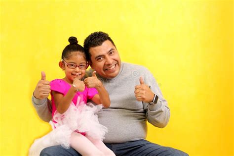 El Padre Soltero Divorciado Lleva A Su Hija Latina En Las Piernas Vestida De Bailarina Que