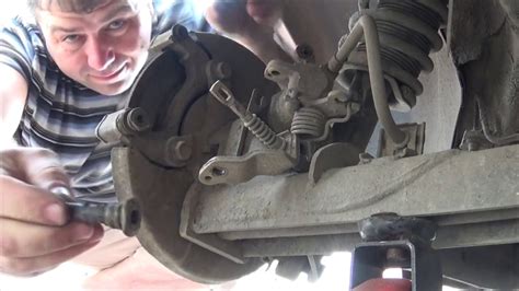 Внеплановый ремонт заднего тормозного суппорта и замена колодок - YouTube