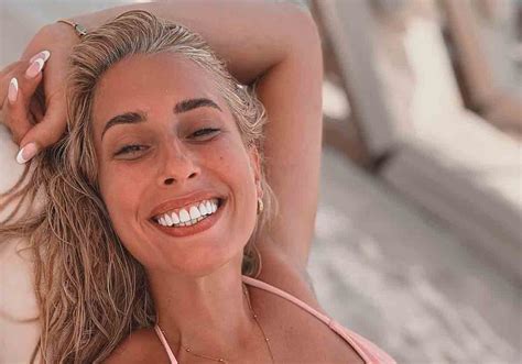 Sans maquillage et en petit bikini la présentatrice britannique enchante ses fans