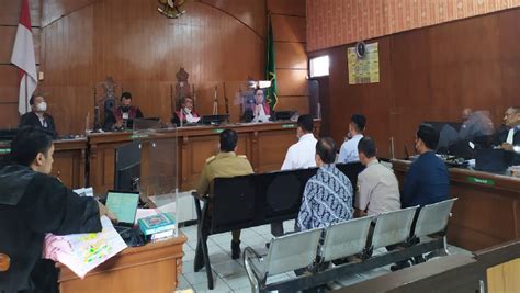 Sidang Kasus Eks Ketua Dprd Jabar Irfan Suryanegara Diwarnai Unjuk Rasa