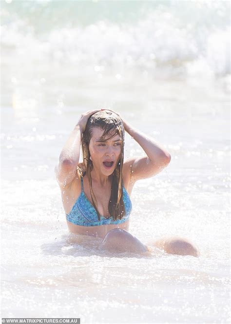 Hot Sexy Sam Barrett Bikini Pics