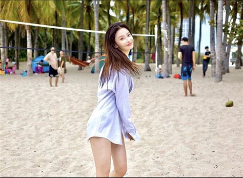 Hot girl chứng khoán thích diện váy ngắn bị phản đối khi được tham gia Hoa hậu Thế giới