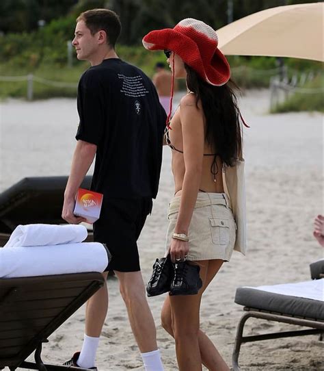 Zoe Kravitz S Insane Bikini Body Makes A Splash In Miami Artofit