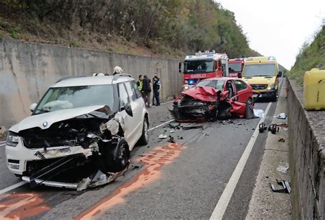 Nenadoma zapeljal na nasprotni pas trčil v drugo vozilo in umrl