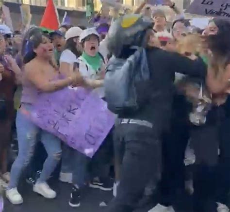 Un Hombre Agrede A Varias De Las Participantes En La Marcha Del 8 De