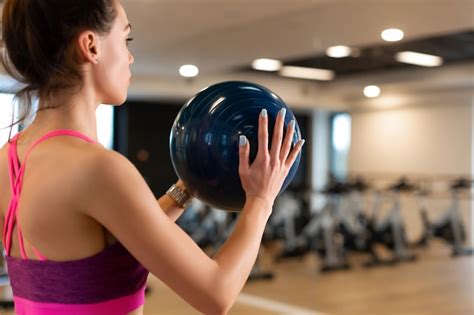 Joven Mujer Delgada En Ropa Deportiva Haciendo Algo De Gimnasia En El